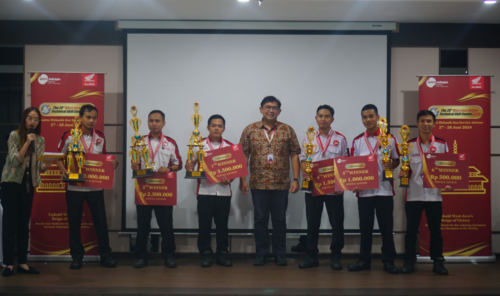 Para Pemenang The 28th Astra Honda Motor Technical Skill Contest 2024 pada kategori Service Advisor berfoto bersama dengan Denny Budiman selaku General Manager Technical Service PT Daya Adicipta Motora.