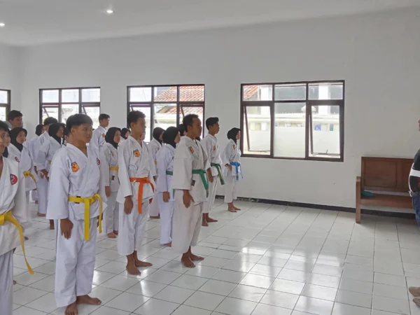 Pelaksanaan ujian kenaikan tingkat Gojuryu Karate-Do Assosiation Indonesia (Goju-Ass) yang diikuti 3 Dojo Karate di Kantor Kecamatan Cimanggung, Kabupaten Sumedang. (Yanuar/Jabar Ekspres)