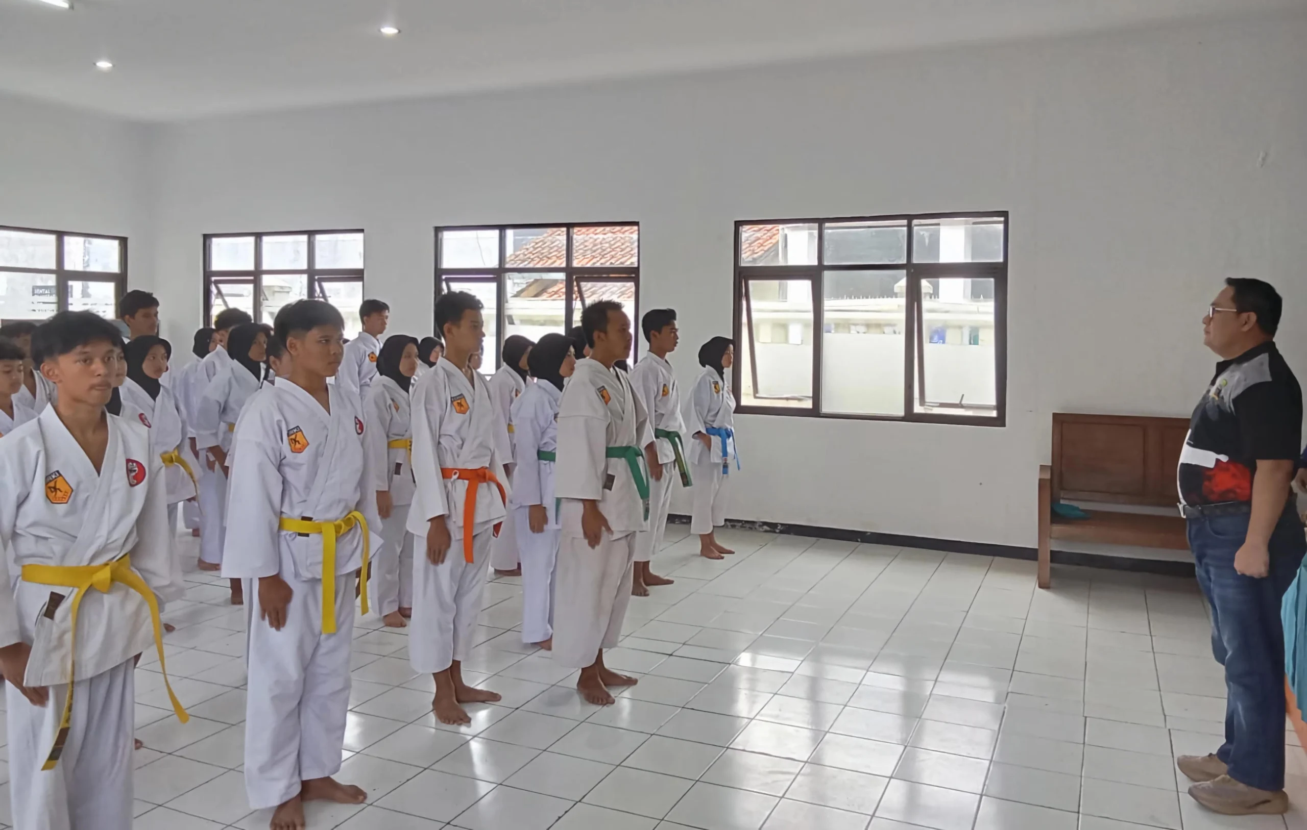 Pelaksanaan ujian kenaikan tingkat Gojuryu Karate-Do Assosiation Indonesia (Goju-Ass) yang diikuti 3 Dojo Karate di Kantor Kecamatan Cimanggung, Kabupaten Sumedang. (Yanuar/Jabar Ekspres)