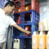 BERSAING : Ayip Yusup menunjukkan sejumlah stok konsentrat jus dalam freezernya di rumah produksi, Batujajar, Kabupaten Bandung Barat, Sabtu (1/6)