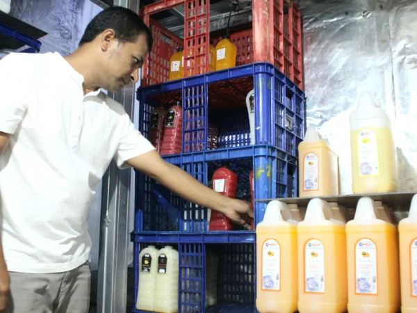 BERSAING : Ayip Yusup menunjukkan sejumlah stok konsentrat jus dalam freezernya di rumah produksi, Batujajar, Kabupaten Bandung Barat, Sabtu (1/6)