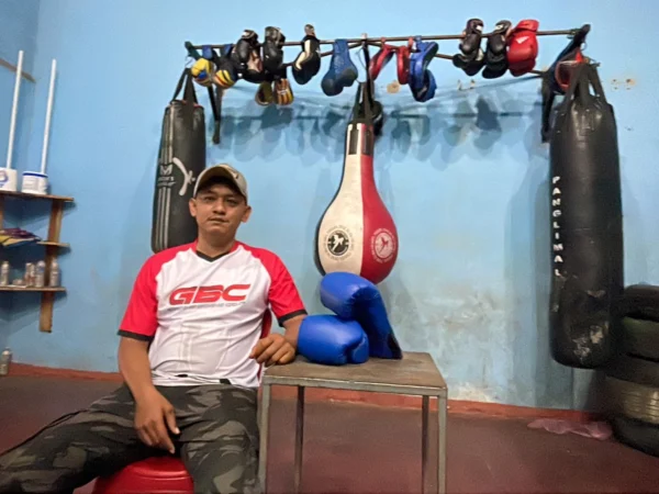 Aris Sutrisno salah satu pecandu narkotika yang kini menjadi pelatih tinju di Grapiks Boxing Camp. Foto Agi