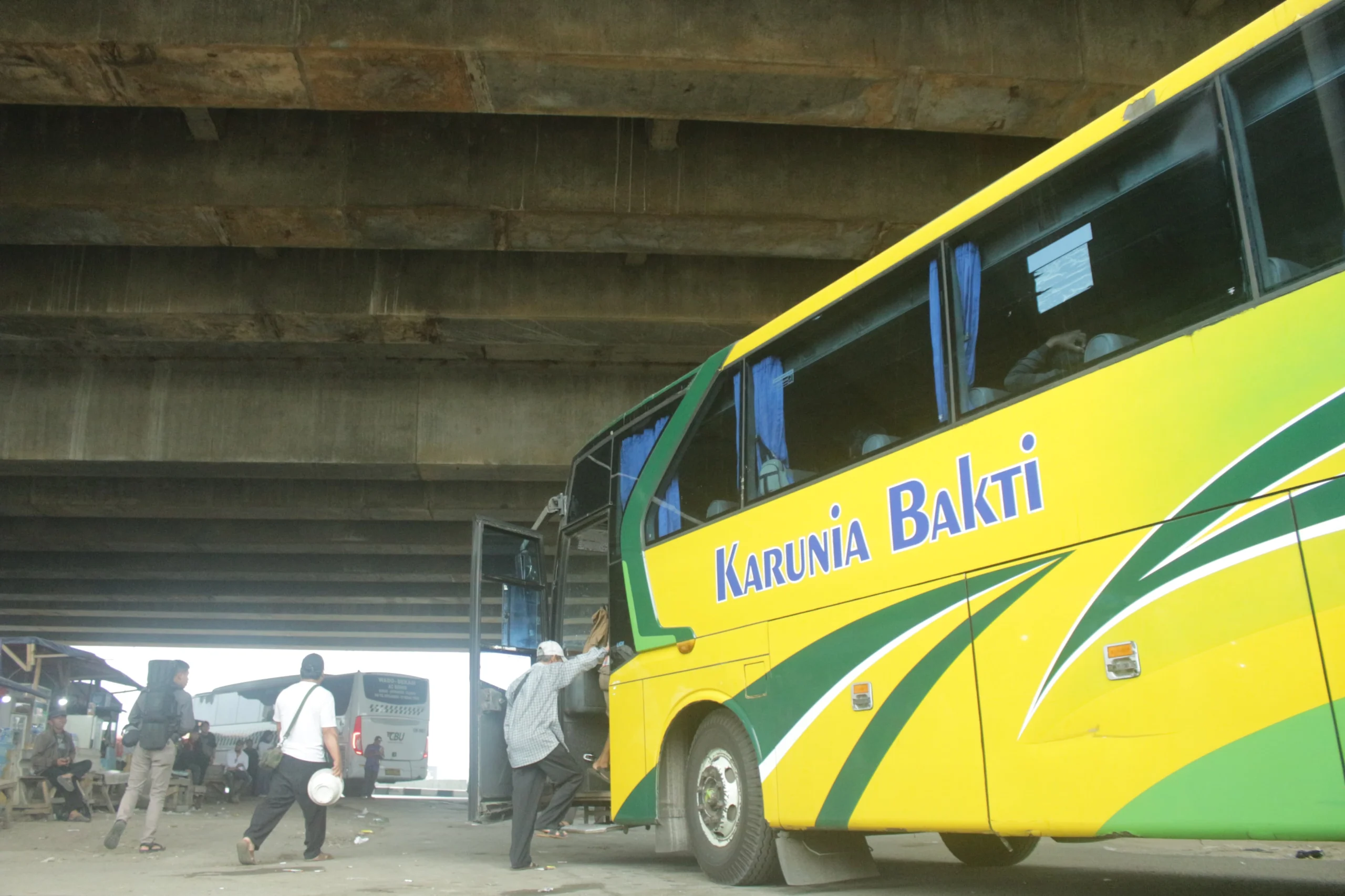 Ilustrasi: Armada bus tengah menaik-turunkan penumpang di simpang Cileunyi, Kabupaten Bandung. (Pandu Muslim/Jabar Ekspres)