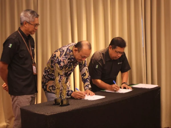 KOMITMEN : Direktur Keuangan (Plt. Direktur Utama) PT Jamkrida Jabar Agus Subrata (kanan) didampingi Direktur Operasional PT Jamkrida Jabar Taufiek Dharviandi (kiri) saat penandatanganan PKS dengan perusahaan mitra di Kota Bandung, Kamis (20/6).(son)