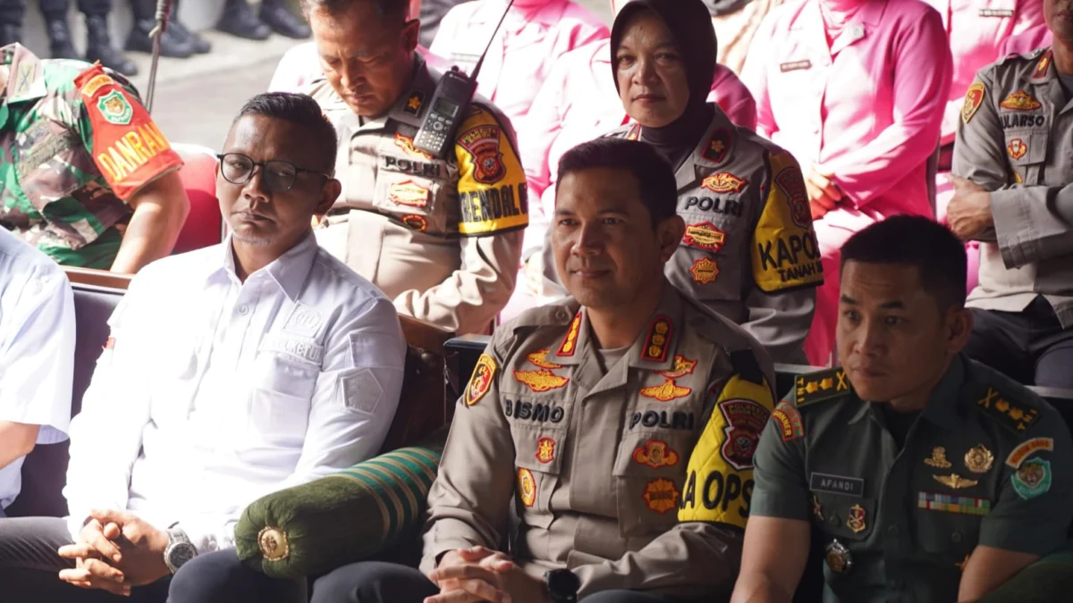 Wakil Ketua I DPRD Kota Bogor, Jenal Mutaqin (Kiri) bersama aparat TNI/Polri. (Yudha Prananda / Jabar Ekspres)