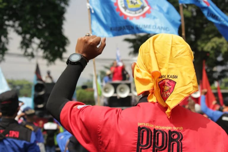 Buruh di Jabar saat gelar aksi di depan Gedung Sate Bandung pada beberapa waktu lalu. Foto. Pandu Muslim Jabar Ekspres