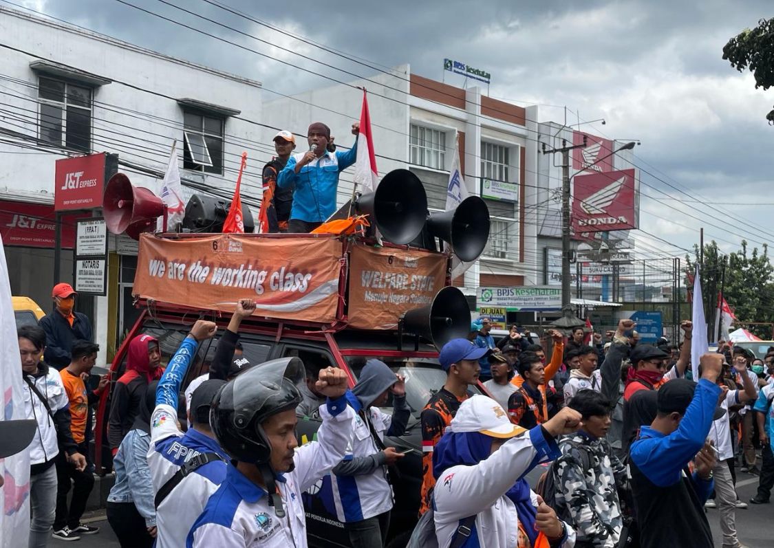 Ilustrasi buruh melakukan unjuk rasa di depan Gedung DPRD Kabupaten Bandung Barat. Dok Jabar Ekspres/Wit