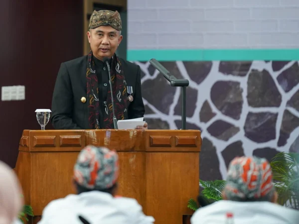 Pj Gubernur Jabar, Bey Machmudin saat berpidato di Sidang Paripurna Istimewa DPRD Kota Bogor, Senin (3/6). (Yudha Prananda / Jabar Ekspres)