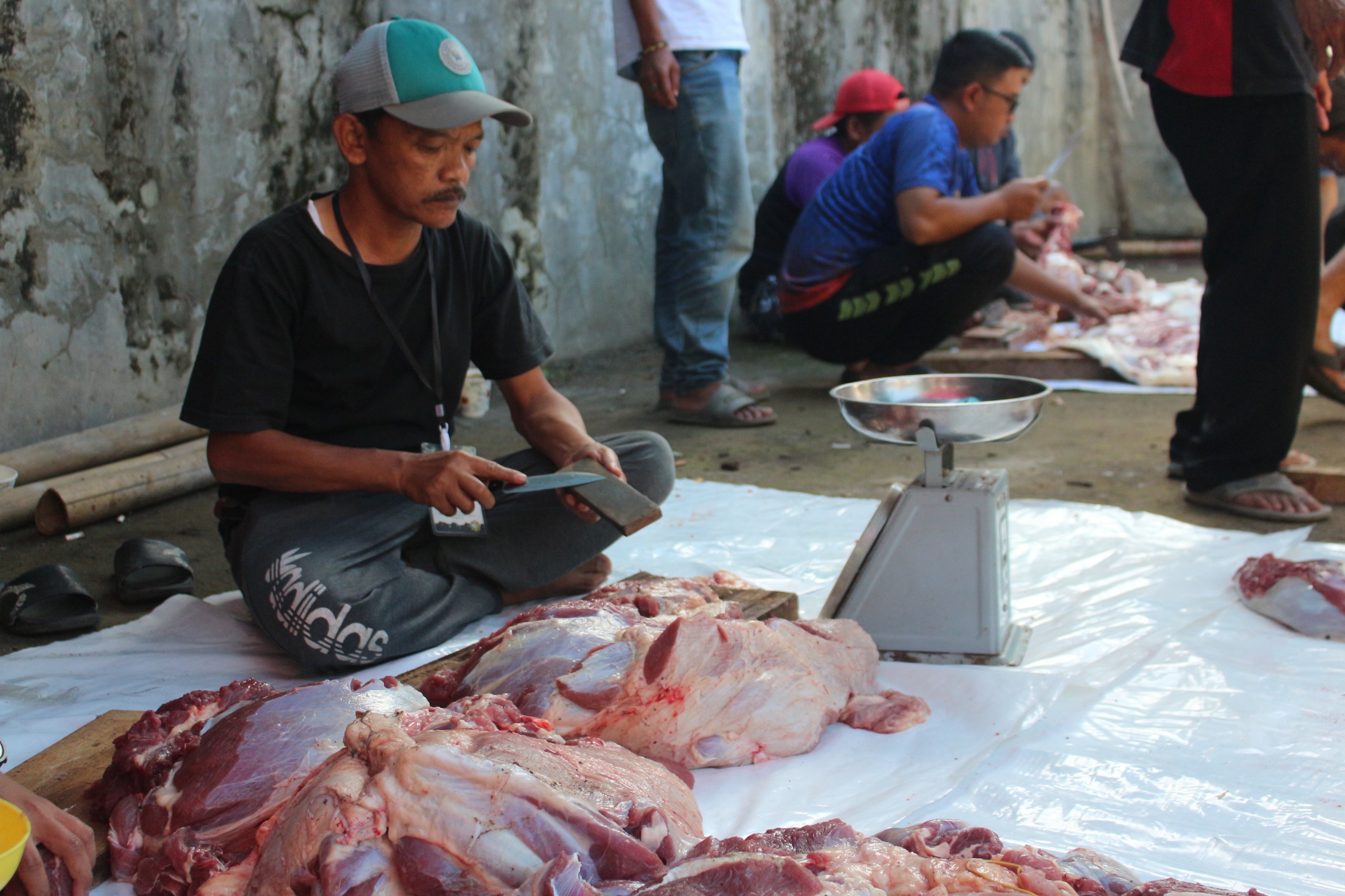 Ilustrasi: Proses pencacahan daging kurban sebelum dikemas. (Pandu Muslim/Jabar Ekspres)