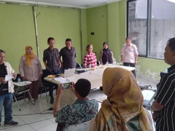 Koalisi Masyarakat Penutur Bahasa Daerah gelar pernyataan sikap bersama di Perpustakaan Ajip Rosidi, Kota Bandung, Selasa, (11/6). (Nizar/Jabar Ekspres)