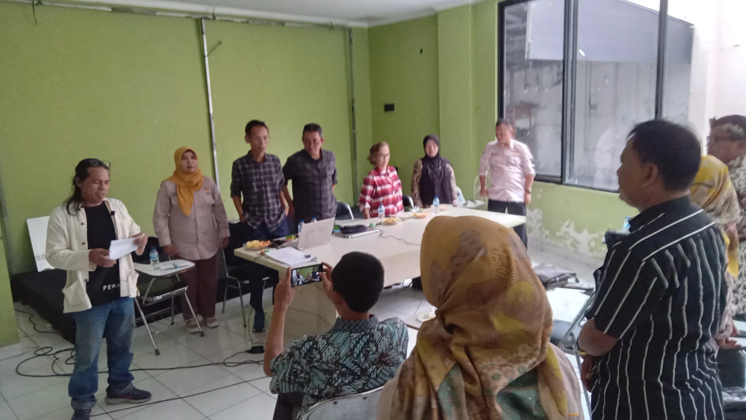 Koalisi Masyarakat Penutur Bahasa Daerah gelar pernyataan sikap bersama di Perpustakaan Ajip Rosidi, Kota Bandung, Selasa, (11/6). (Nizar/Jabar Ekspres)