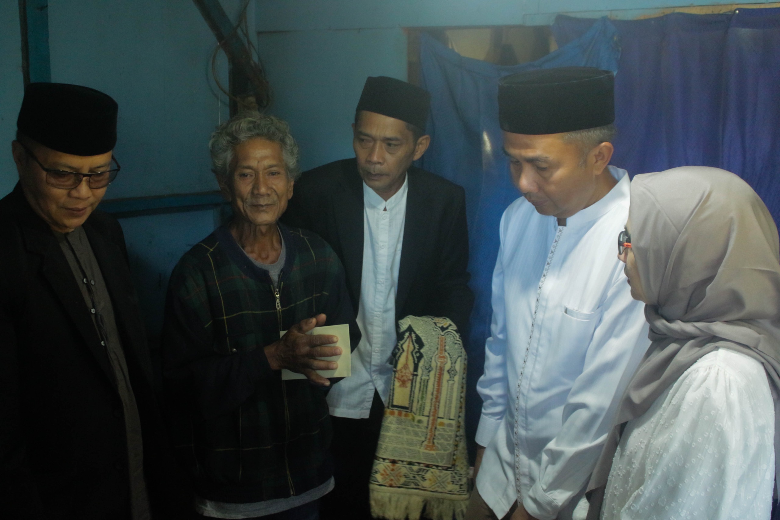 Pj Gubernur Jawa Barat Bey Machmudin memberikan bantuan kepada masyarakat prasejahtera di Kampung Babakan Ampera, Desa Jayagiri, Kecamatan Lembang, Kabupaten Bandung Barat. (Pandu Muslim/Jabar Ekspres)