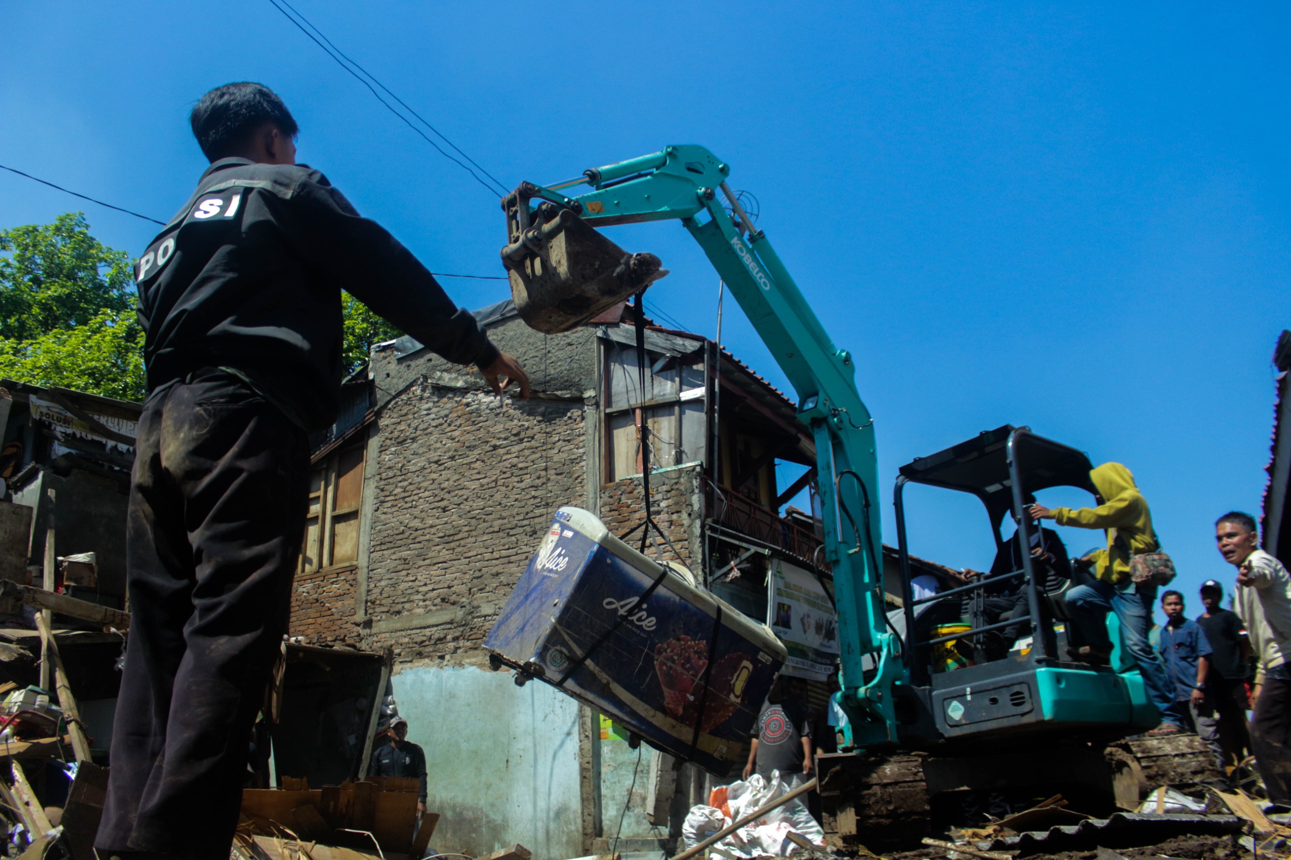 Ekskavator turut dikerahkan untuk membersihkan puing rumah yang rusak akibat pecahnya pipa milik PDAM Tirnawening di Cibangkong, Kota Bandung. (Pandu Muslim Jabar Ekspres)