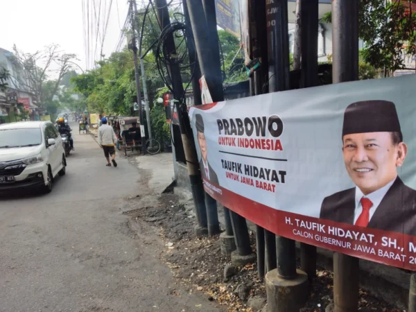 Spanduk bergambar Ketua DPD Gerindra Jabar Taufik Hidayat di Jalan Soekarno Hatta.(son)