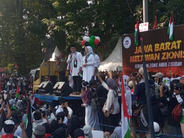 Mantan Gubernur Jawa Barat (Jabar), Ridwan Kamil saat berada di atas podium Jawa Barat Melawan Zionis, di depan Gedung DPRD Jabar, Sabtu (8/6). (Nizar/Jabar Ekspres)