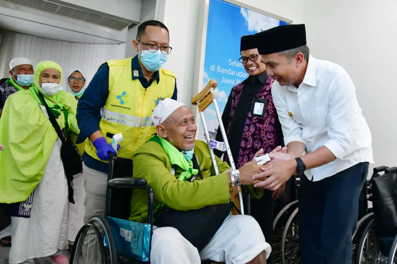 Bey Machmudin Sambut Kedatangan 440 Jemaah Haji Kloter 1 di BIJB Kertajati