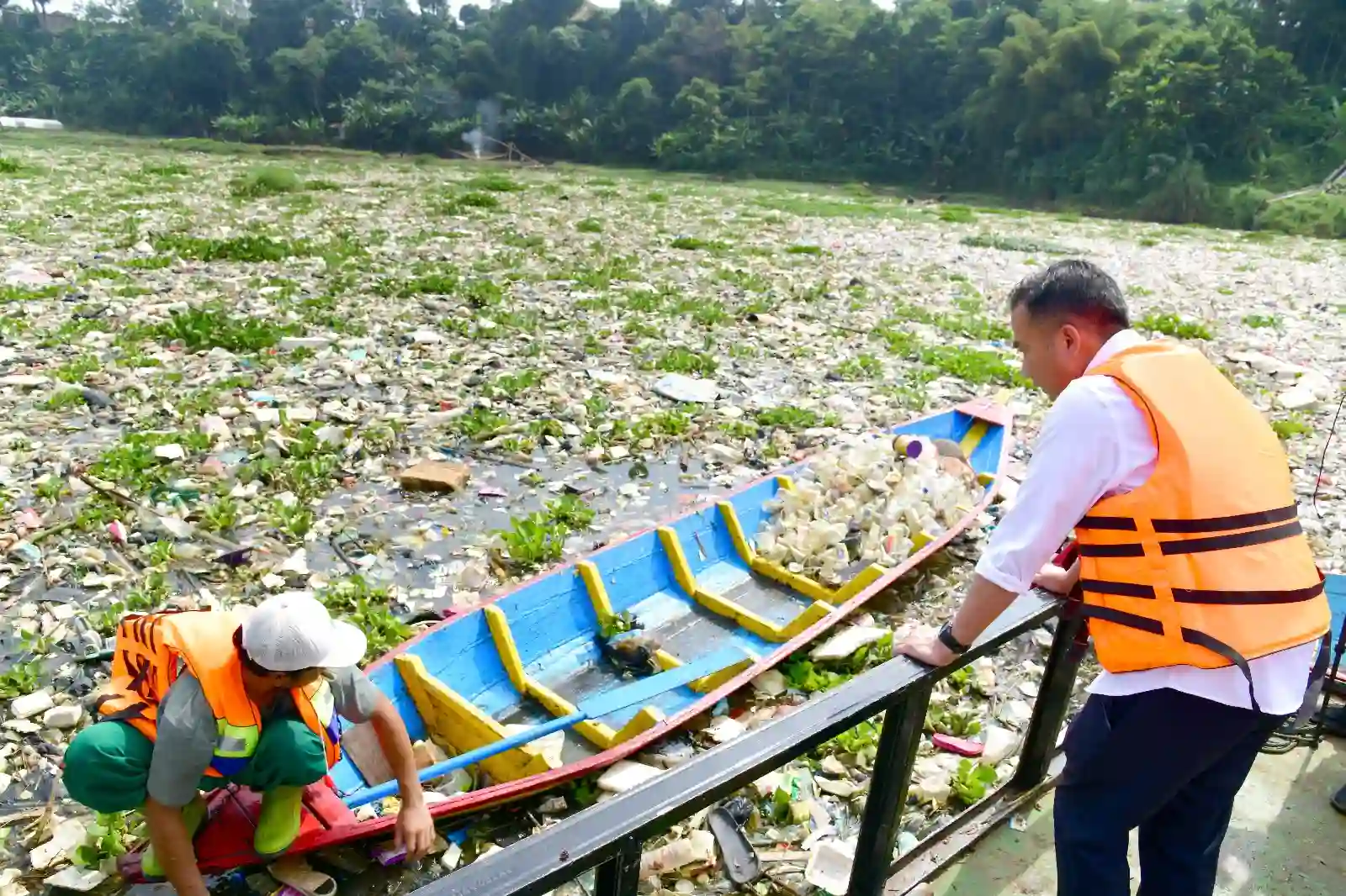 Bey Machmudin Cek Citarum Jembatan Babakan Sapaan yang Penuh Sampah