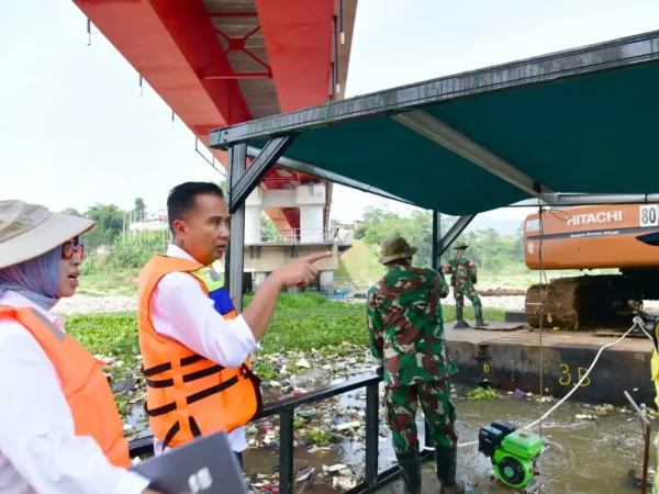 Bey Machmudin Ungkap Kendala Pembersihan Sampah di Jembatan Sapan
