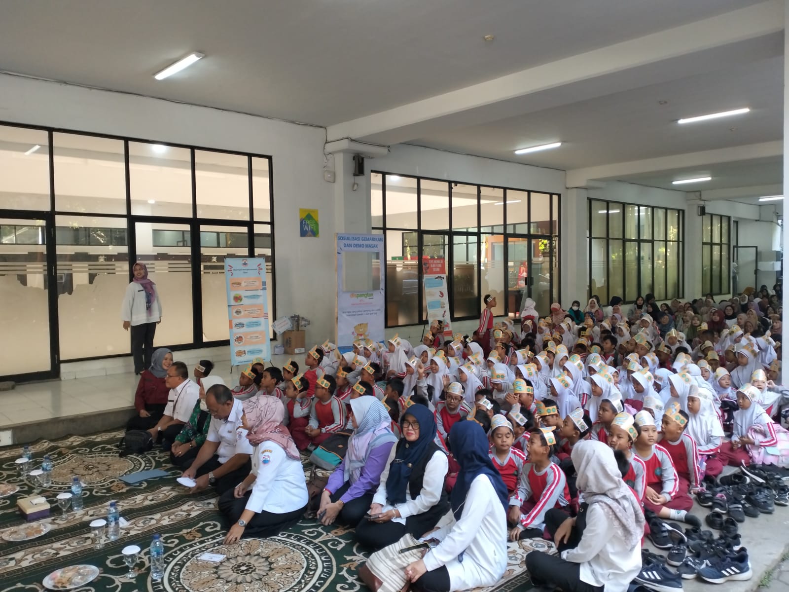 Doc. Peserta Gerakan Makan Ikan (Gemarikan) Dispangtan Cimahi hadirkan siswa-siswi SDN Cibabat Mandiri 1 Cimahi (Mong)