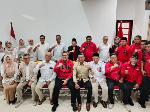 Jajaran DPC Partai Gerindra Kota Bogor bersama DPC PDI Perjuangan Kota Bogor nampak guyub. (Yudha Prananda / Jabar Ekspres)
