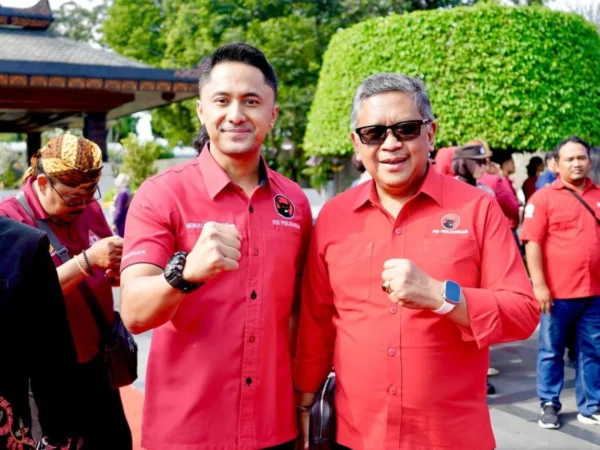 Hengky Kurniawan bersama Sekjen DPP PDIP Hasto Kristiyanto saat mendampingi Ketum PDIP Megawati ziarah kubur di makam Bung Karno Kota Blitar. Sabtu (21/6). Dok instagram (hengkykurniawan)