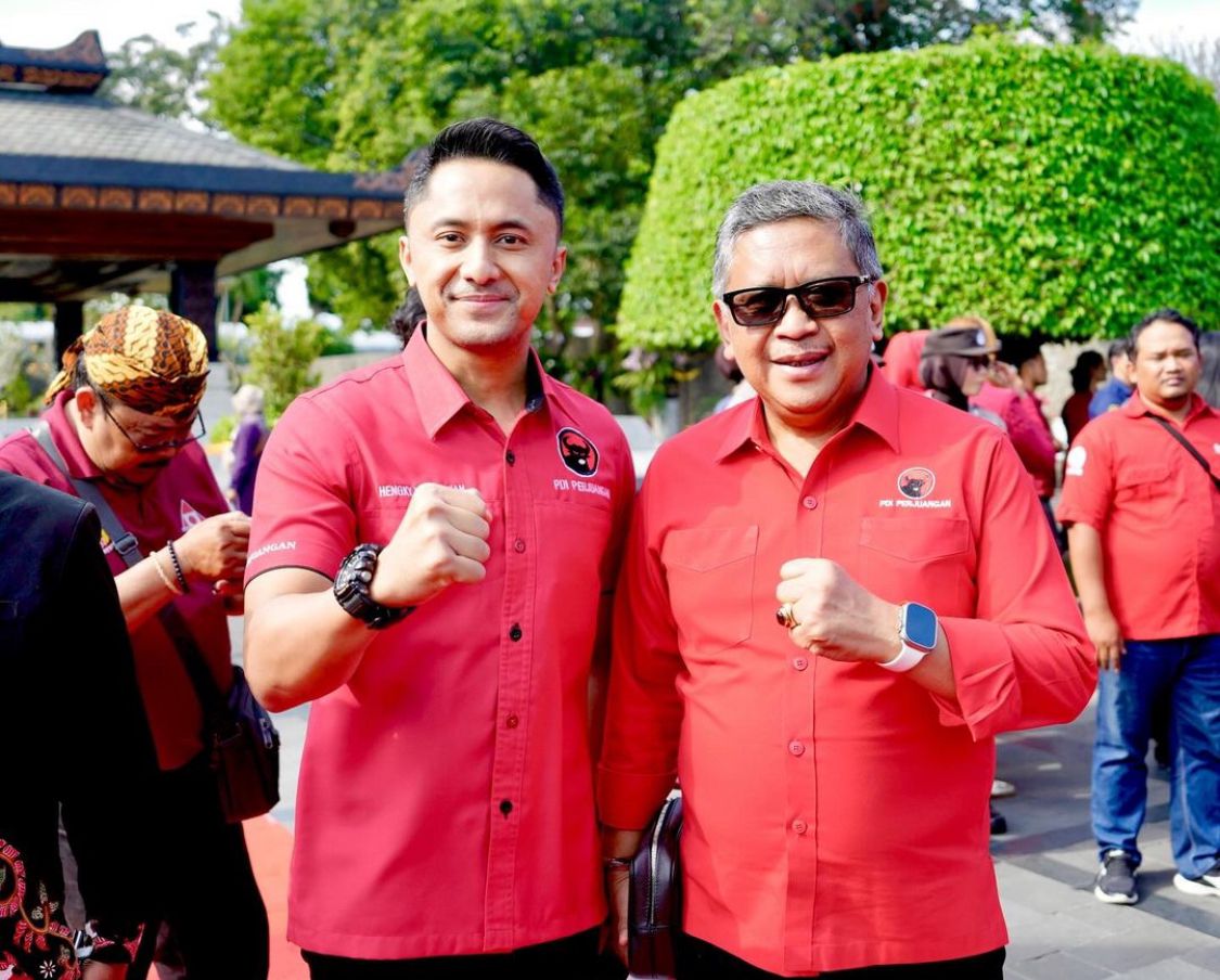 Hengky Kurniawan bersama Sekjen DPP PDIP Hasto Kristiyanto saat mendampingi Ketum PDIP Megawati ziarah kubur di makam Bung Karno Kota Blitar. Sabtu (21/6). Dok instagram (hengkykurniawan)