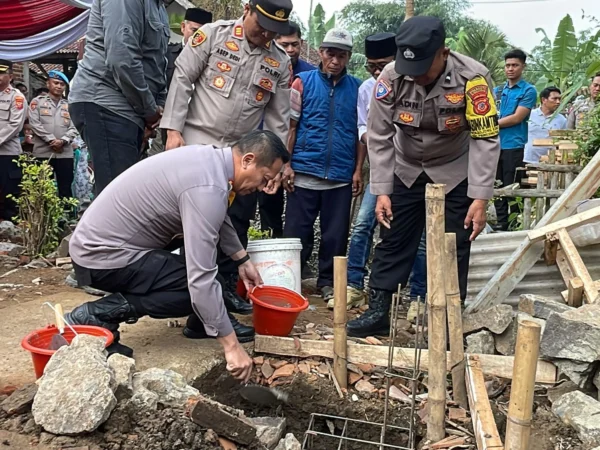 Kapolresta Bandung Kombes Pol Kusworo Wibowo meletekan batu pertama pembangunan Rutilahu di Desa Bojongkunci, Pameungpeuk, Kabupaten Bandung, Selasa (11/6). Foto Agi