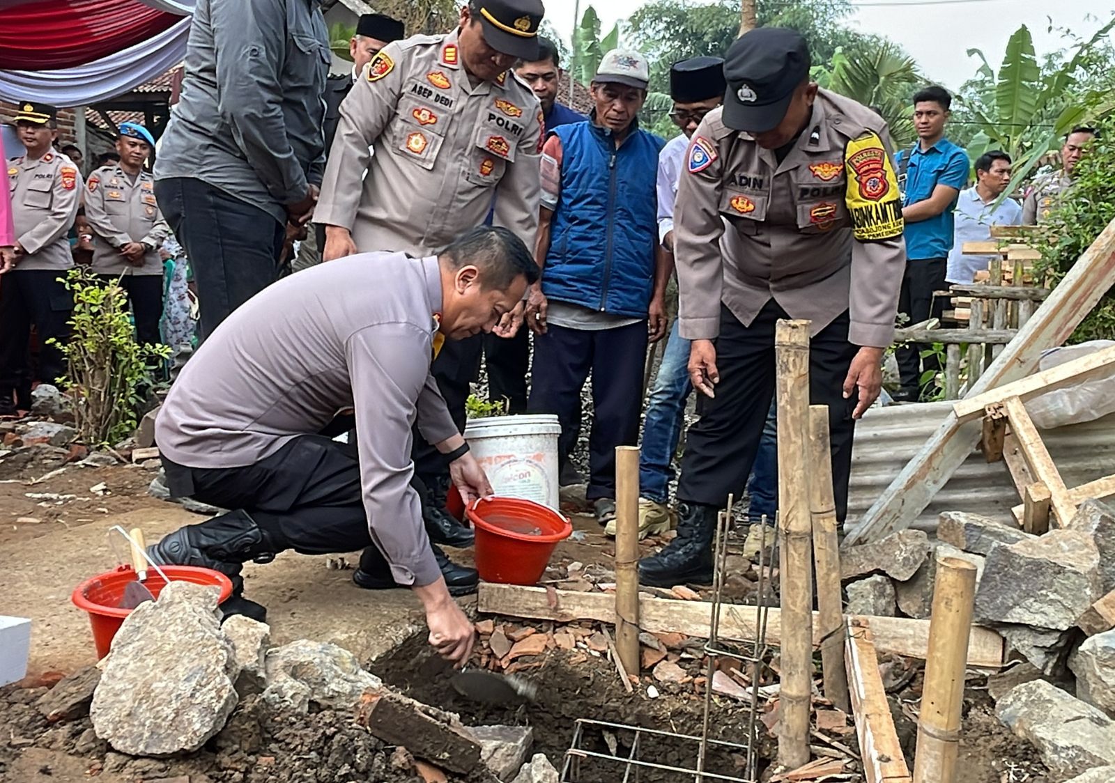 Kapolresta Bandung Kombes Pol Kusworo Wibowo meletekan batu pertama pembangunan Rutilahu di Desa Bojongkunci, Pameungpeuk, Kabupaten Bandung, Selasa (11/6). Foto Agi