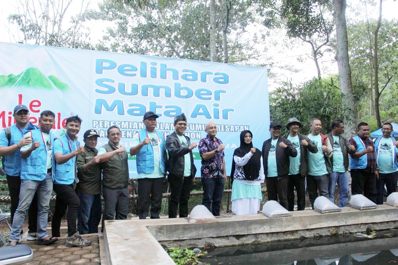 Kegiatan kolaborasi yang dilakukan Pemkab Bandung bersama PT Tirta Fresindo Jaya dan Unpad, dalam upaya menjaga lingkungan di wilayah Desa Nagrog, Kecamatan Cicalengka, Kabupaten Bandung.
