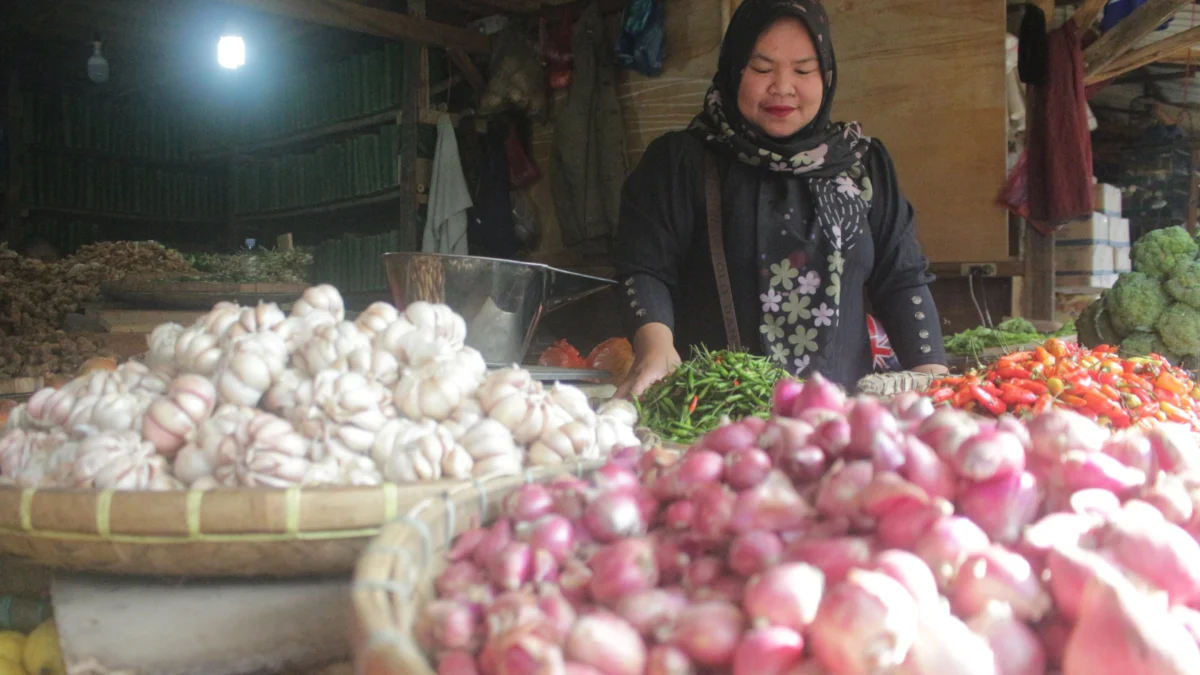 Penjual bahan pangan di Pasar Induk, Gedebage, Kota Bandung, Selasa(18/6). (Pandu Muslim/Jabar Ekspres)