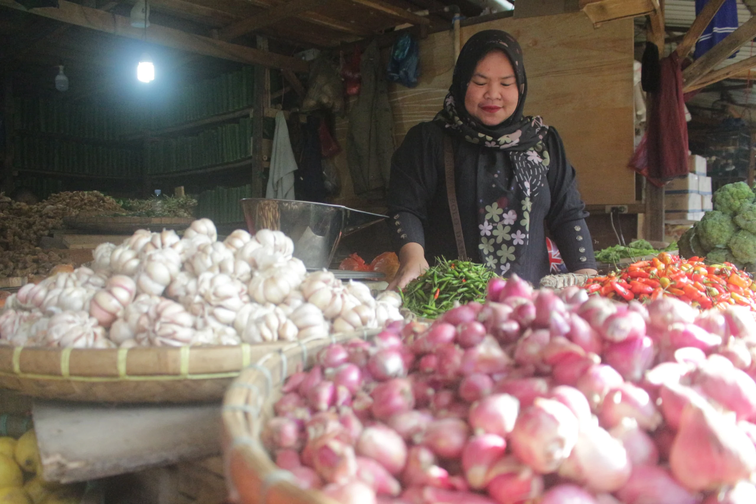 Penjual bahan pangan di Pasar Induk, Gedebage, Kota Bandung, Selasa(18/6). (Pandu Muslim/Jabar Ekspres)