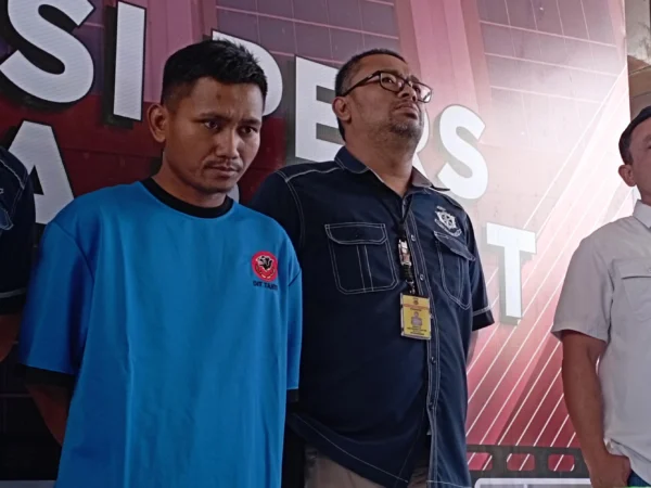 Dok. Pegi Setiawan alias Perong (kiri) saat ditetapkan sebagai tersangka atas kasus Vina Cirebon. Foto. Sandi Nugraha.