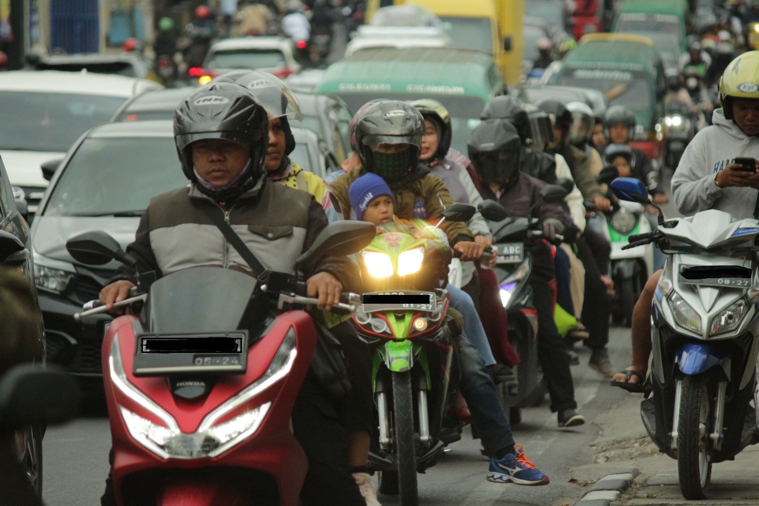 Ilustrasi: Penggendara motor di ruas Jalan Raya Cinunuk, Kabupaten Bandung. (Pandu Muslim/Jabar Ekspres)
