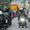 Pengguna kendaraan bermotor di Jalan Gedebage Selatan, Kota Bandung. (Pandu Muslim/Jabar Ekspres)
