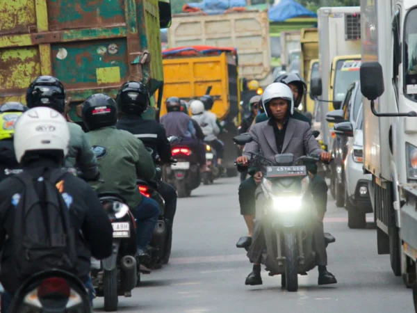 Pengguna kendaraan bermotor di Jalan Gedebage Selatan, Kota Bandung. (Pandu Muslim/Jabar Ekspres)