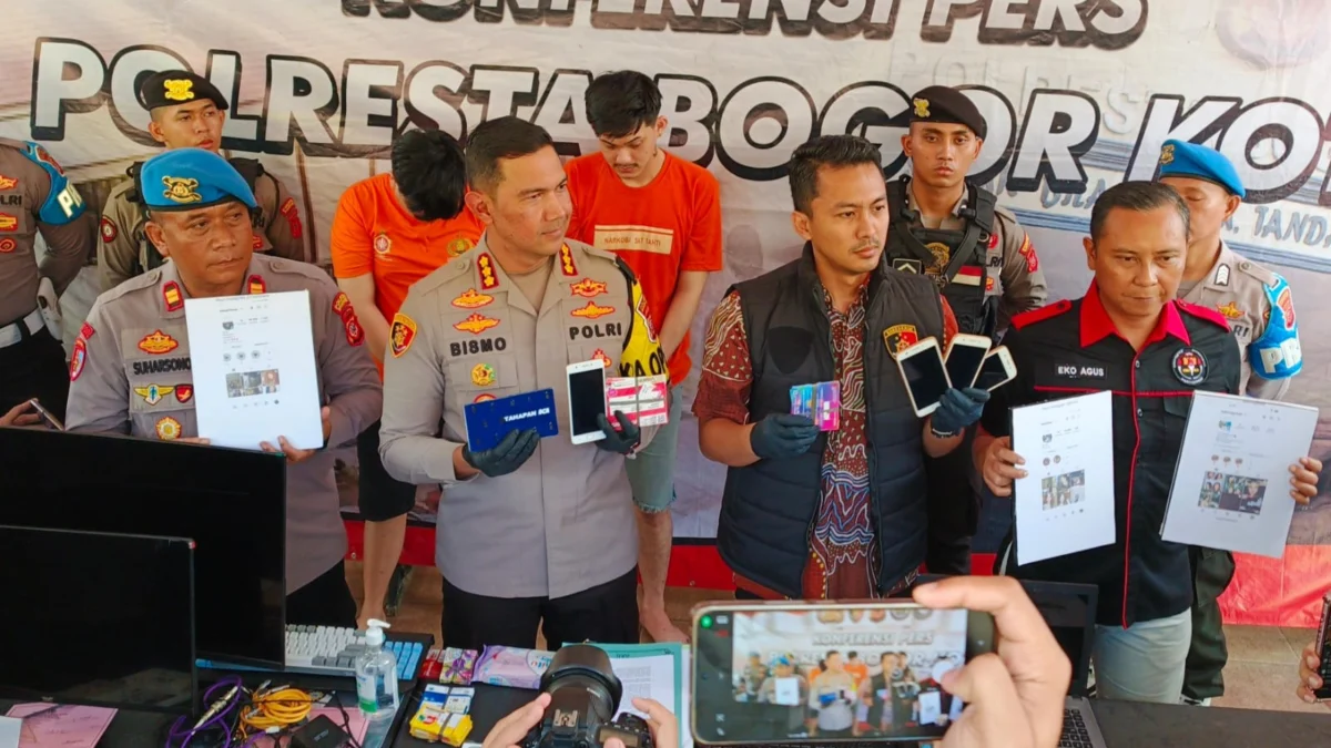 Kapolresta Bogor Kota, Kombes Pol Bismo Teguh Prakoso bersama jajaran saat menunjukkan sejumlah barang bukti kasus judi online, Jumat (28/6). (Yudha Prananda / Jabar Ekspres)