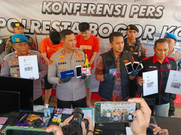 Kapolresta Bogor Kota, Kombes Pol Bismo Teguh Prakoso bersama jajaran saat menunjukkan sejumlah barang bukti kasus judi online, Jumat (28/6). (Yudha Prananda / Jabar Ekspres)
