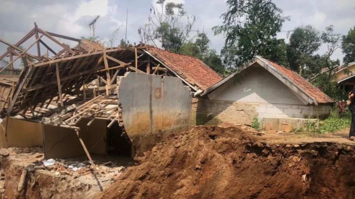 Ilustrasi rumah terdampak bencana longsor di Kabupaten Bandung Barat. Foto Jabar Ekspres/Wit