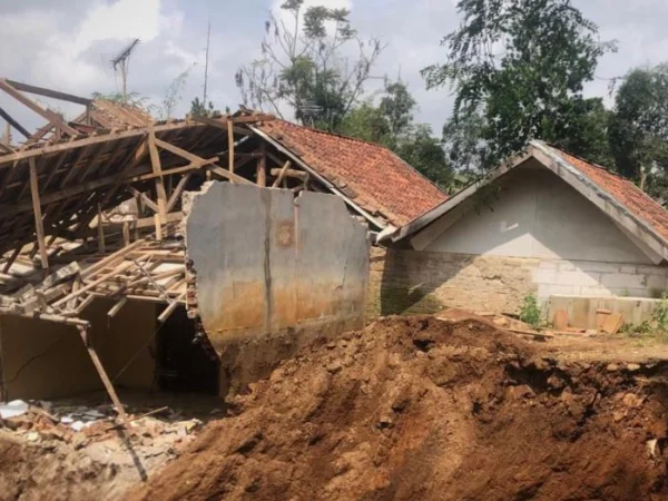 Ilustrasi rumah terdampak bencana longsor di Kabupaten Bandung Barat. Foto Jabar Ekspres/Wit