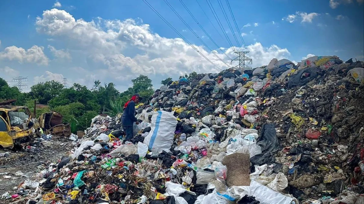 Ilustrasi sampah yang tak terangkut ke TPA Sarimukti, terpaksa dibuang sementara di UPTD Kebersihan Padalarang, KBB. Dok Jabar Ekspres/wit