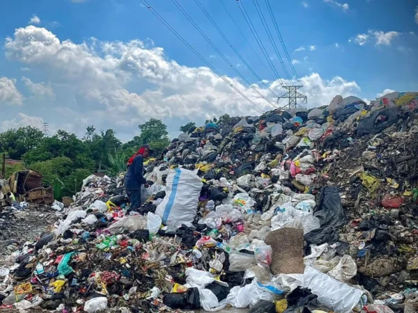Ilustrasi sampah yang tak terangkut ke TPA Sarimukti, terpaksa dibuang sementara di UPTD Kebersihan Padalarang, KBB. Dok Jabar Ekspres/wit