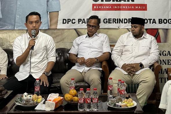 Bacawalkot Bogor, Sendi Fardiansyah (Pojok Kiri) saat menghadiri undangan Halal bihalal DPC Partai Gerinda Kota Bogor beberapa waktu lalu. (Yudha Prananda / Istimewa)