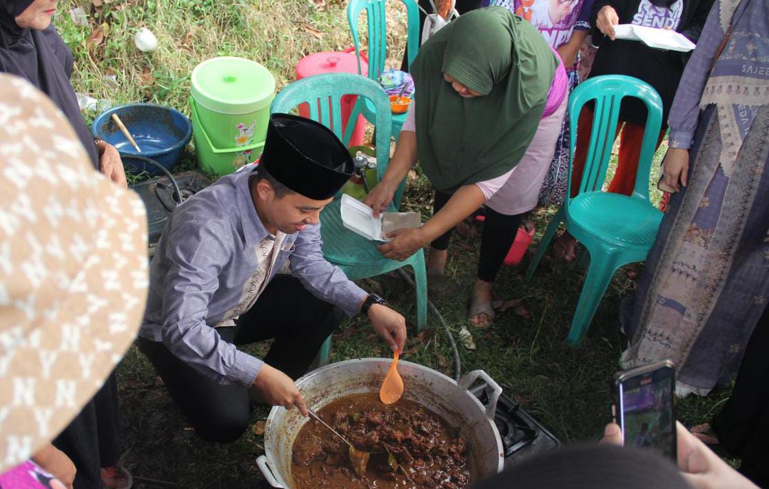 Bacawalkot Bogor, Sendi Fardiansyah saat menyajikan hidangan daging kurban yang sudah dimasak kepada warga Kelurahan Katulampa, Kota Bogor. (Yudha Prananda / Istimewa)