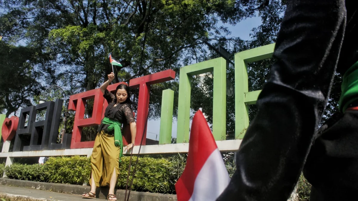 Satu dari tiga seniman Bandung, Angeline Azhar, melangsungkan aksinya dengan menari selama 4 jam sebagai simbol dukungan terhadap kemerdekaan Palestina, di Palestine Walk, Kota Bandung, Rabu (5/6). (Nizar/Jabar Ekspres)