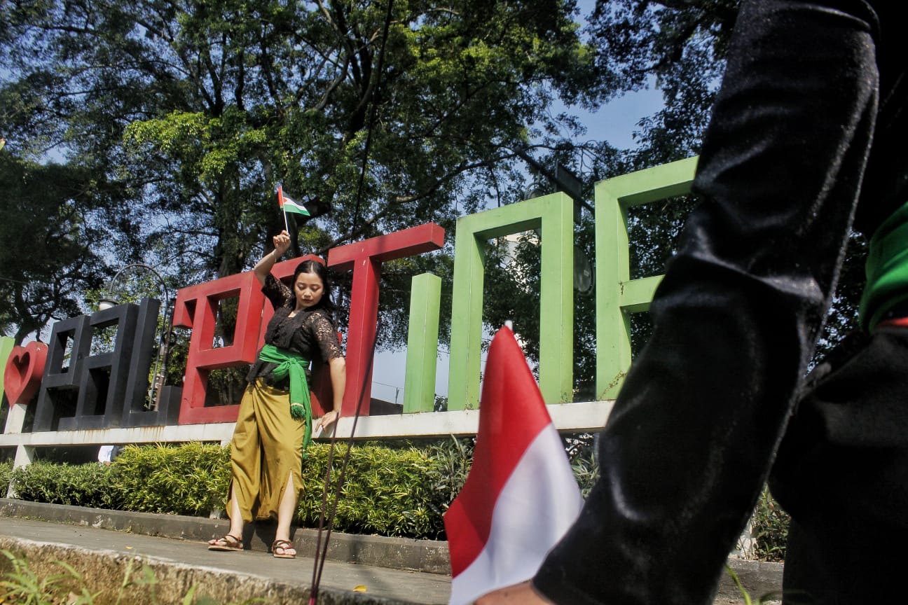 Satu dari tiga seniman Bandung, Angeline Azhar, melangsungkan aksinya dengan menari selama 4 jam sebagai simbol dukungan terhadap kemerdekaan Palestina, di Palestine Walk, Kota Bandung, Rabu (5/6). (Nizar/Jabar Ekspres)