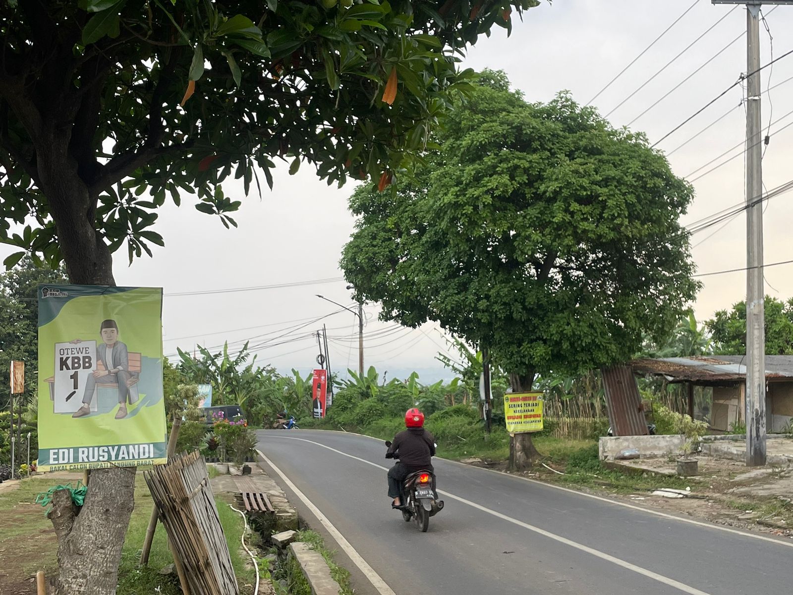 Spanduk para calon bupati Bandung Barat dipasang secara serampangan menggangu estetik kota. Selasa (26/6). Foto Jabar Ekspres/wit