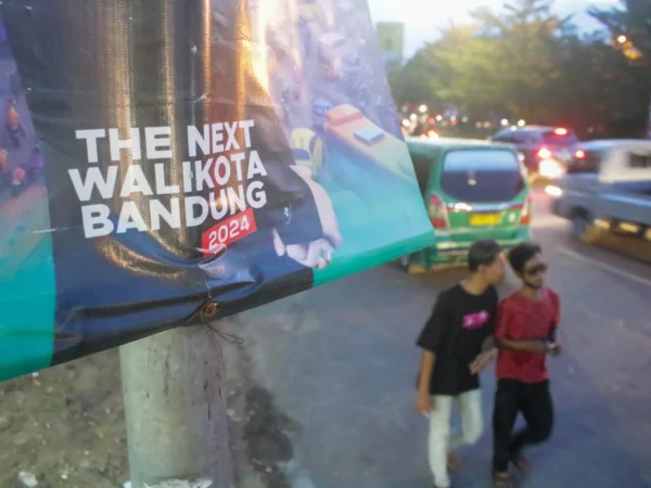 Spanduk Bakal Calon Walikota Bandung sudah terpasang meski belum memasuki masa kampanye di kawasan Bunderan Cibiru, Kota Bandung, Selasa(4/5). (Pandu Muslim/Jabar Ekspres)