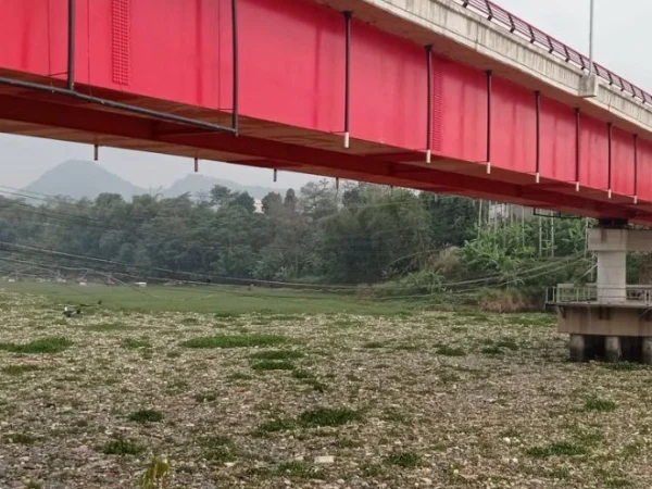 Perairan Sungai Citarum di Kecamatan Batujajar, Bandung Barat dipenuhi sampah. Dok Jabar Ekspres/wit