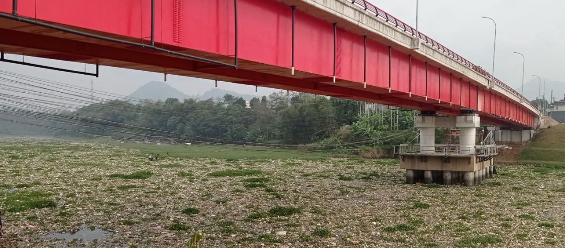 Perairan Sungai Citarum di Kecamatan Batujajar, Bandung Barat dipenuhi sampah. Dok Jabar Ekspres/wit