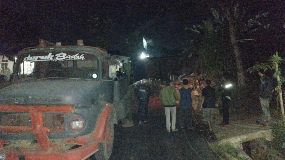 Mobil derek mulai tiba di lokasi kejadian laka lantas tunggal truk tronton yang terguling di Jalan Simpang Parakanmuncang, wilayah Desa Haurngombong, Kecamatan Pamulihan, Kabupaten Sumedang. (Yanuar/Jabar Ekspres)